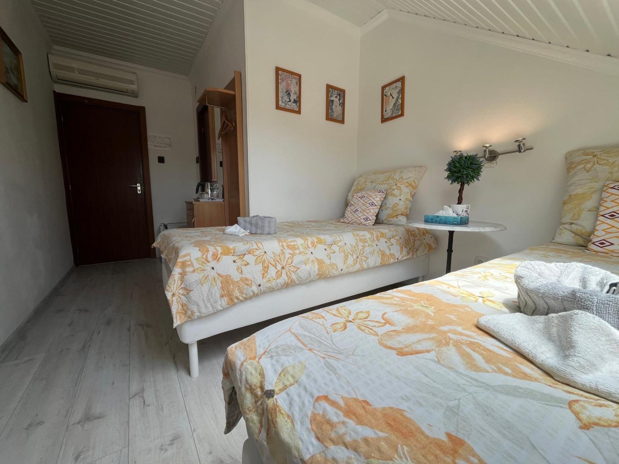 Tang House 唐舍 Hotell Budapest Exteriör bild